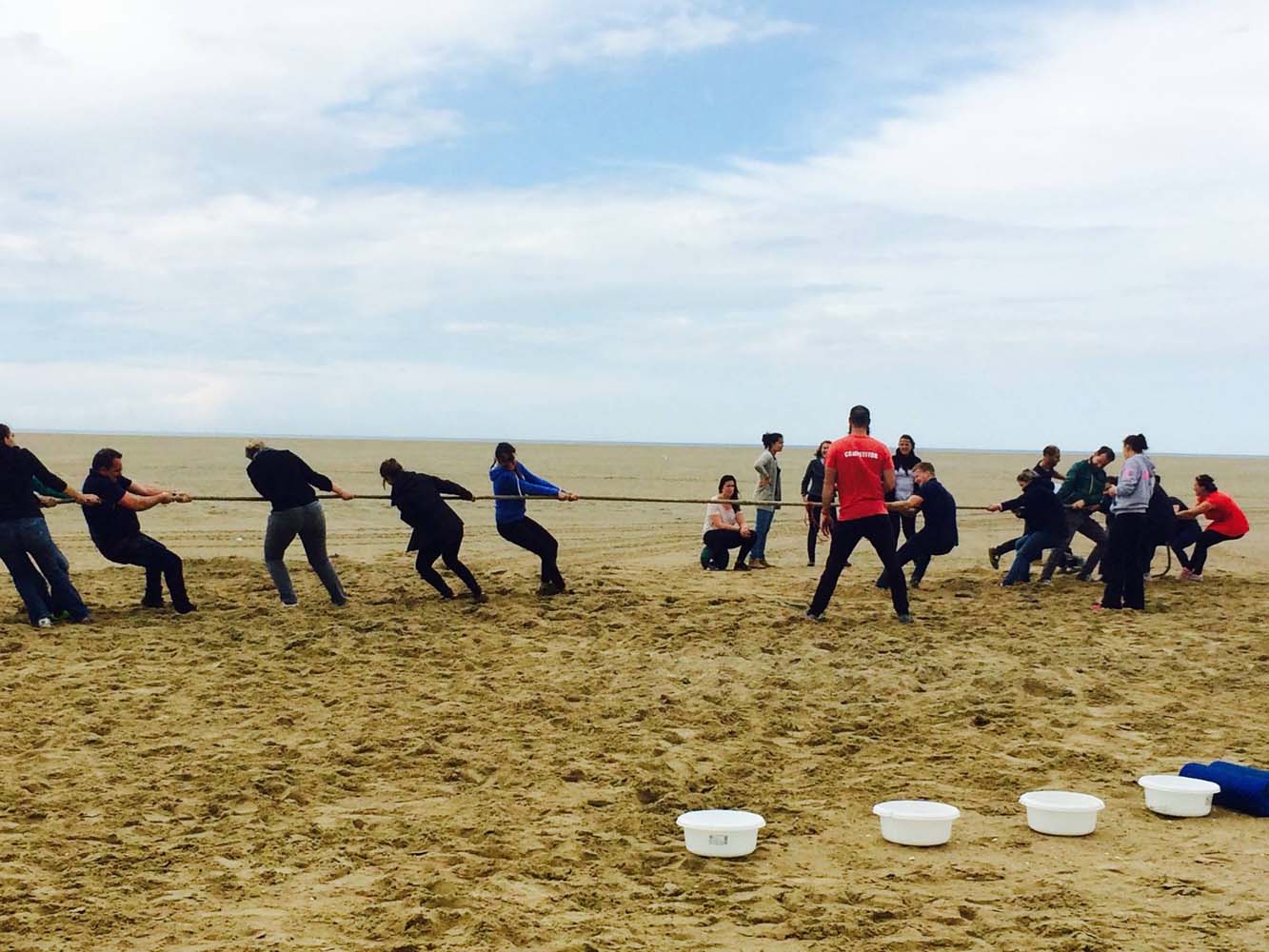 Duel en équipe de tir à la corde sur la plage